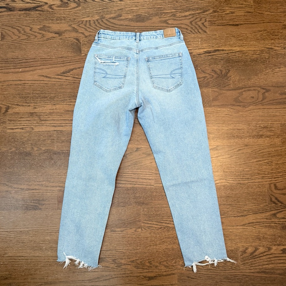 American Eagle Outfitters Light Blue Distressed Curvy Mom Jeans Sz 6 - Picture 2 of 8
